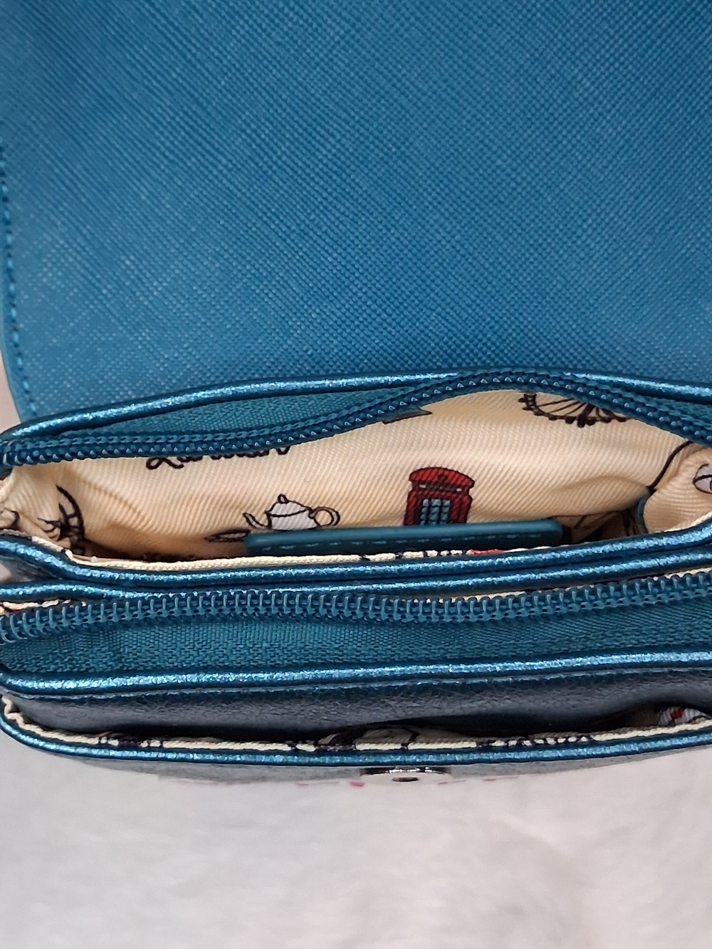 NWT Vendula London Kitty's Diner Crossbody Phone Pouch K61472911 & Dust Bag - Picture 5 of 7